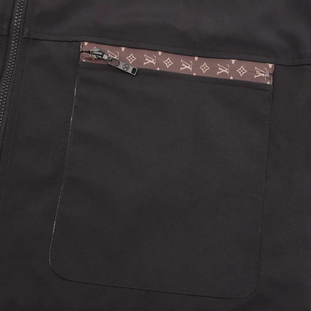 🅿️550 LouisVuitton/Louis Vuitton presbyopic patchwork windbreaker zipper jacket. Purchase the original version and have it printed immediately. The fabric is made of custom densely spun technical fabric that is light and thin, and the upper body is silky and breathable. Infrared positioning cutting, workwear-style windbreaker design, the upper body is invincible and versatile. All details are customized and developed, and all hardware and accessories are restored to ZP. SizeS-L
